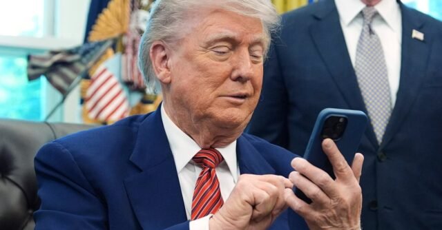 Trump amenaza el 50% de aranceles en la UE y el 25% de las penalizaciones en los teléfonos inteligentes a medida que su guerra comercial se intensifica
