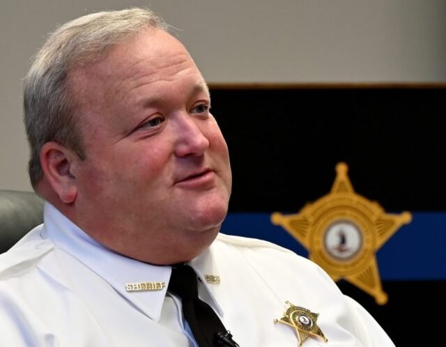 Trump anuncia un perdón completo para el sheriff de Virginia condenado por soborno
