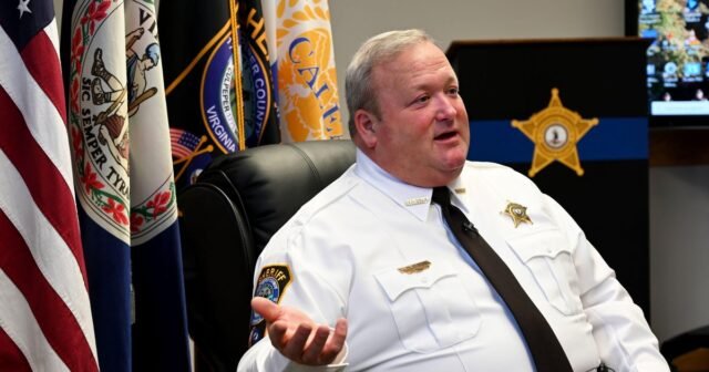 Trump dice que está perdonando a Scott Jenkins, un sheriff condenado por tomar $ 75,000 en sobornos
