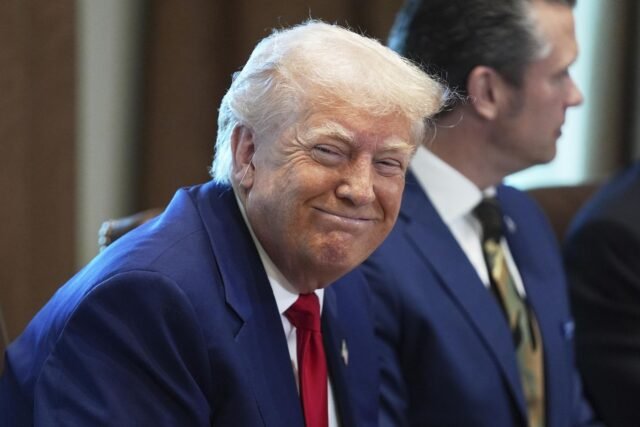 Trump dice que los aranceles forzarán el "período de transición" a algunas compañías, promete ser "flexible"

