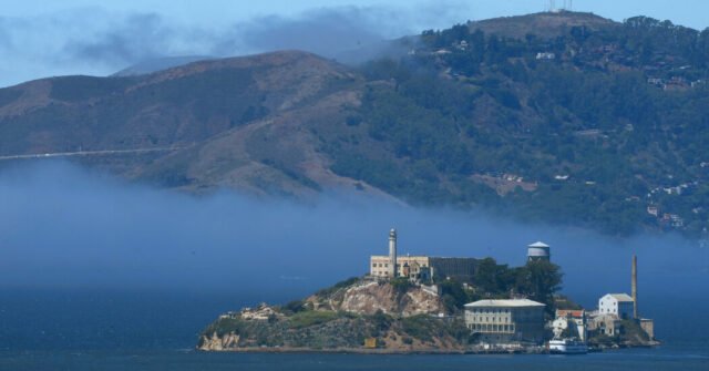 Trump dice que quiere restaurarse a Alcatraz como prisión
