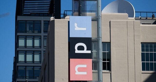 Trump firma la orden ejecutiva de recorte de fondos para PBS, NPR
