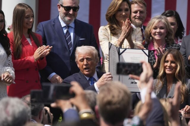 Trump firma un proyecto de ley defendido por la primera dama que elimina la venganza porno de las redes sociales
