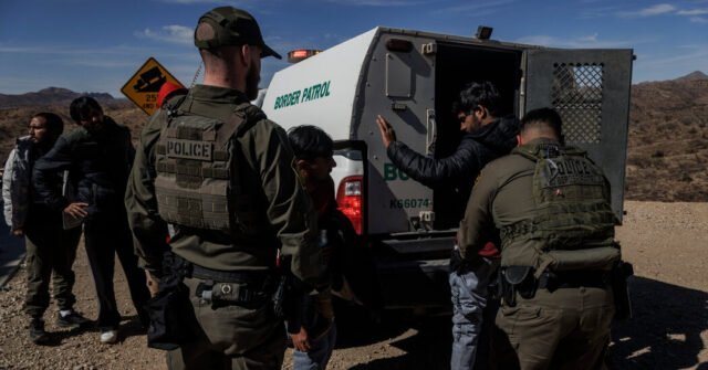 Trump pide a 20,000 oficiales adicionales para ayudar con los esfuerzos de deportación
