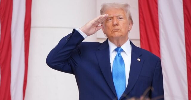 Trump se jacta de tener 'todo' durante el discurso para los miembros del servicio caído
