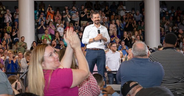 Un Pete Buttigieg barbudo cae en Iowa para un lanzamiento a los veteranos
