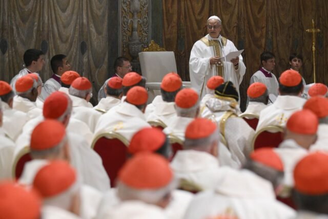 Un día de primicias; El Papa Leo XIV establece un nuevo tono, pero sigue a Francis en temas clave
