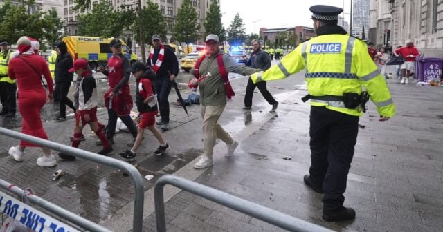 Un piloto ataca a una minivan a través de los fanáticos del fútbol que celebran en Liverpool y es arrestado
