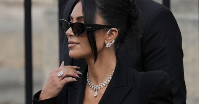 Un tribunal de París entregará el veredicto en el juicio de atracción de joyas de Kim Kardashian
