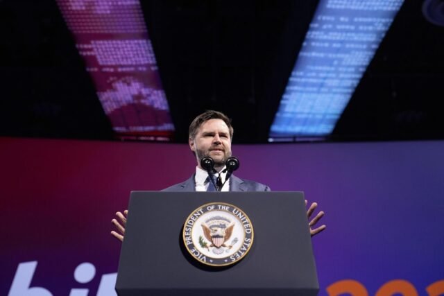 Vance insta a la criptomonedra a la industria a mantenerse involucrado en la política mientras promociona el registro de la administración de Trump
