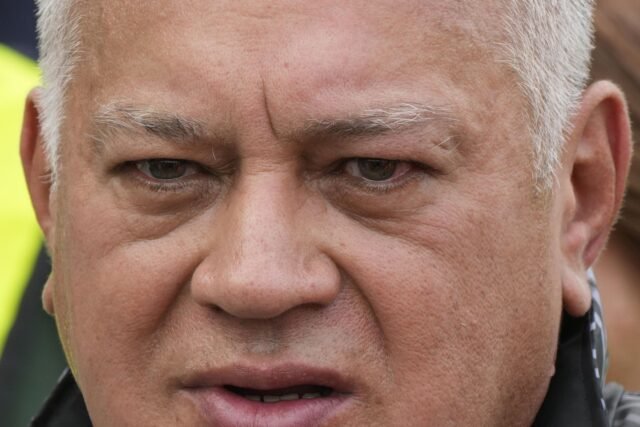 Venezuela prohíbe la llegada de vuelos desde Colombia luego de arrestos en un supuesto complot antigubernamental
