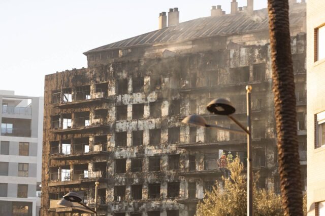 Veredicto de 'no criminal' sobre el fuego de bloque de apartamentos de Valencia que mató a 10 personas

