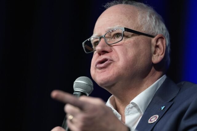 Walz llama a Trump un 'tirano' que está pisoteando los derechos de los estadounidenses y violando el estado de derecho
