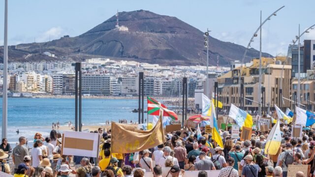 ¡Suficiente es suficiente! Los manifestantes antituristas de canto mientras miles inundan las calles en las Islas Canarias
