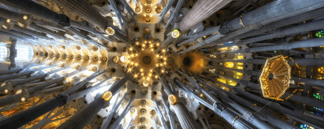 ¿Cómo es el interior de La Sagrada Familia?
