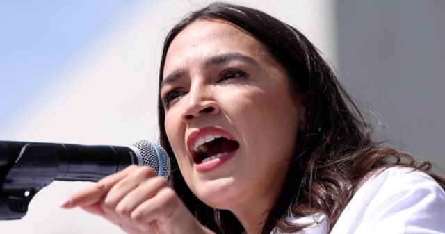 '¿Me parece que me importa?': AOC Shreds's Border zar de Trump con recordatorio de libertad de expresión contundente
