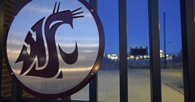 ¿Qué es un GM de fútbol universitario? Ricky Ciccone es el hombre que lo hace todo para WSU
