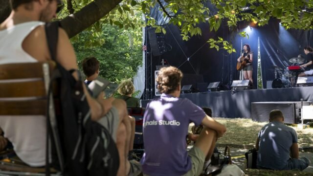 145 juerguistas apuñalados con jeringas en una ola de ataques en un gran festival de música después de llamar a las redes sociales para jab a las mujeres

