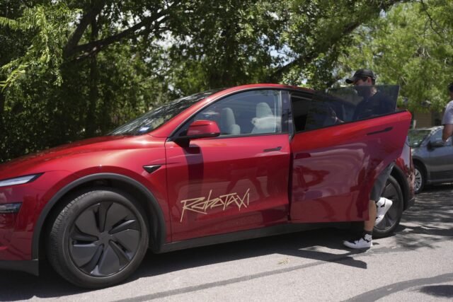 ¿Saldrías un 'Robotaxi'? Musk Bets Cabs le dará a Tesla un ascensor después de los boicots y la caída de las ventas
