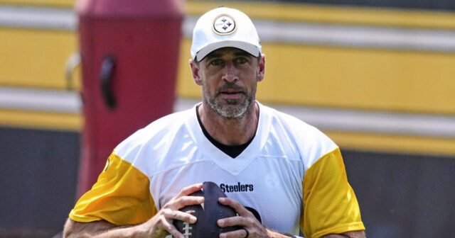Aaron Rodgers dice que jugará una temporada más, luego desaparecerá por completo
