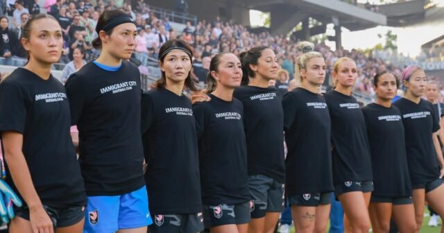Angel City usa camisas de 'Inmigrant City Football Club'
