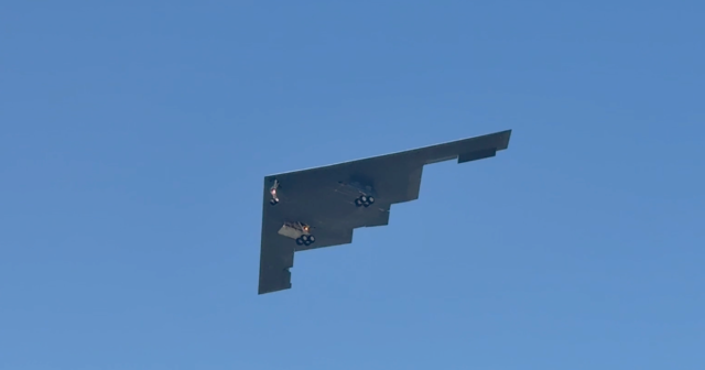 B-2 Bombarderos de la misión de Irán regresan a casa a Missouri

