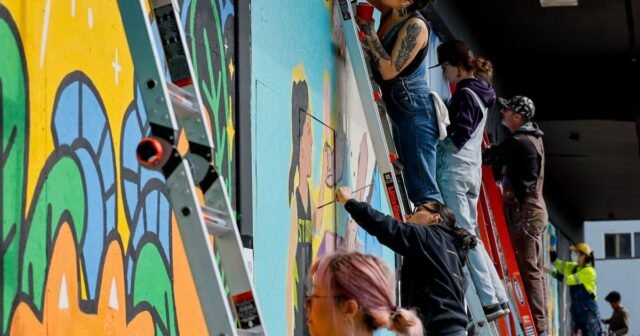 Ballard Mural Project convierte el edificio vacío en arte, con más por venir
