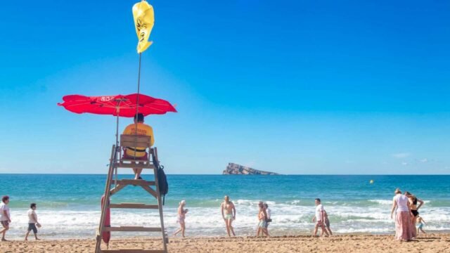 Benidorm lanza la temporada de playa de verano con personal adicional que mantiene el área segura y limpia
