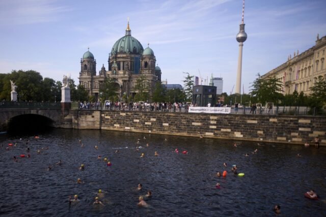 Berlín prohibió la natación del río hace un siglo. Los lugareños ahora quieren volver al agua
