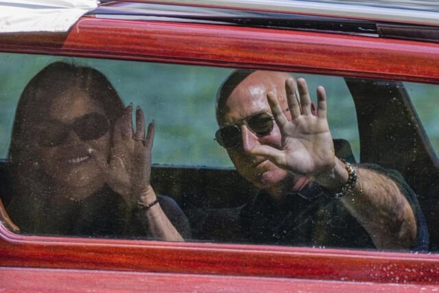 Bezos llega a Venecia cuando los manifestantes dicen que su boda llena de estrellas destaca la creciente desigualdad
