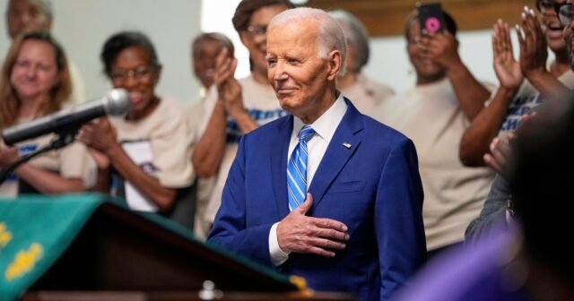 Biden spre "esfuerzos para borrar la historia", y toma una oportunidad velada a Trump, en el evento de junio en la iglesia de Texas
