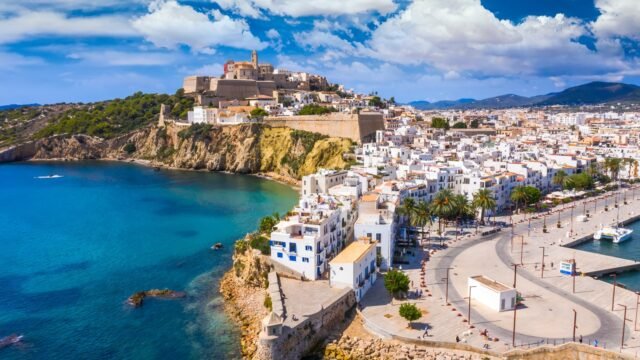Brit Boy, de 2 años, muere después de ser sacado sin responder de la piscina en Ibiza Villa mientras los paramédicos luchaban para salvar a los niños
