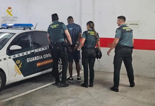 Brit, de 33 años, arrestado en Mallorca por 'Breaking Security Guard' después de tratar de entrar en la habitación de hotel de la mujer
