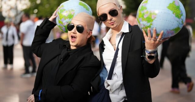 Camisas blancas. Corros negros. Tapas calvas. Los fanáticos de Pitbull fartan como clones en todo el mundo
