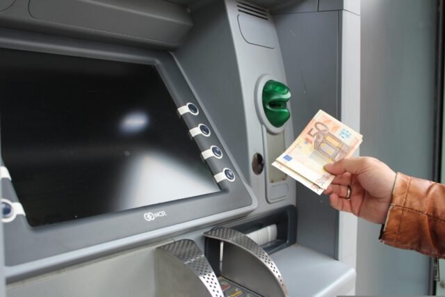 'Carer' usa la tarjeta de efectivo de la mujer mayor en el cajero automático para eliminar su cuenta bancaria en España
