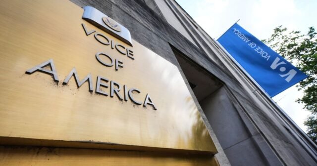 Carta del Congreso obtenida por AP describe los drásticos recortes de empleo esperados en Voice of America
