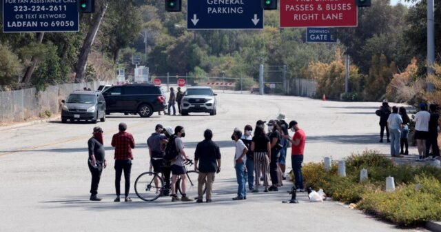 Cartas: Qué semana, desde ICE en el Dodger Stadium hasta la venta de Lakers
