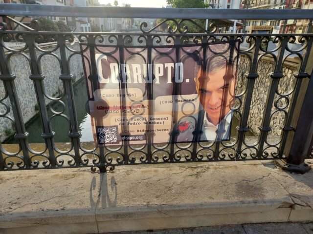 Carteles de Pedro Sánchez 'corrupto' engrasados ​​durante la noche en Costa Blanca City
