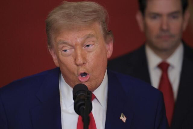 Contradeciendo los comentarios de su administración, Trump parece aprobar el cambio de régimen en Irán
