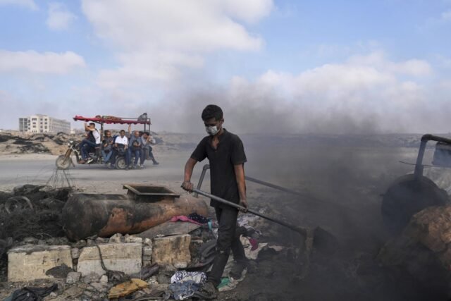 Convertir el plástico en combustible: fotos de la juventud de Gaza sobreviviendo con quemadores improvisados
