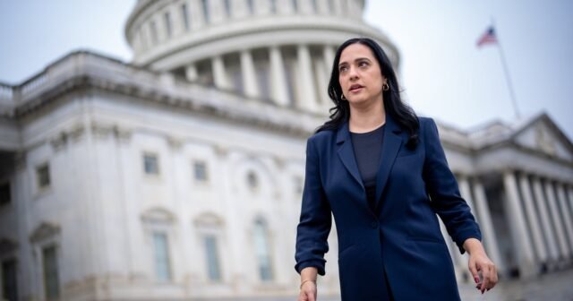 "Cruel, racista y no estadounidense": House Dems explota la última prohibición de viajar de Trump
