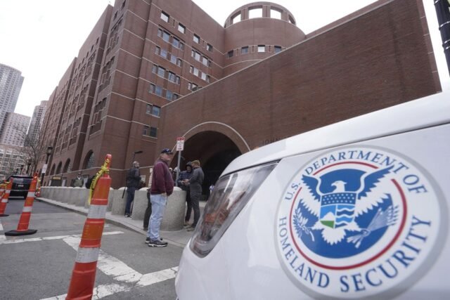 DHS posee a los migrantes en el contenedor de envío después de que el juez detiene su deportación
