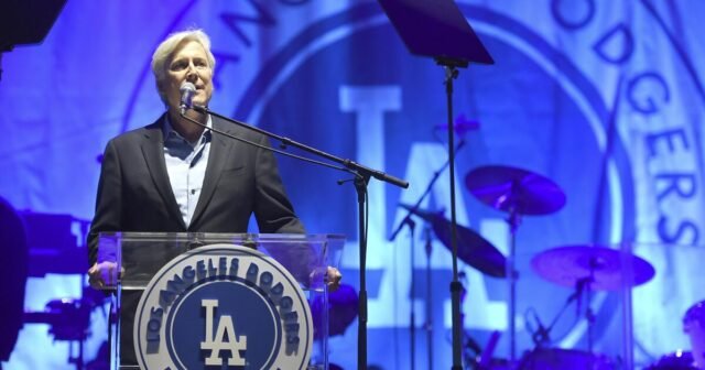 Dave Roberts confía en que Mark Walter hará a los ganadores de los Lakers
