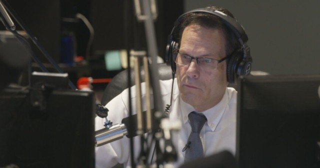 Dentro de una estación de Louisiana NPR amenazada con recortes federales: "Sin ella, la gente moriría"

