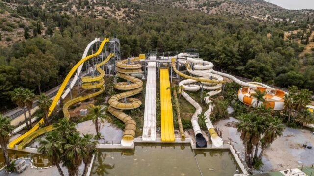 Dentro del parque acuático abandonado 'más grimente' del mundo, donde los toboganes cubiertos de musgo se pudieron para pudrirse durante una década después de la trágica muerte
