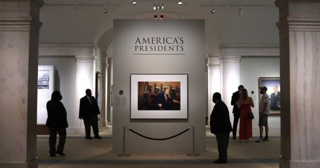 Desafiando el despido de Trump, Smithsonian dice que controla las decisiones del personal
