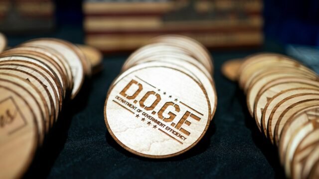 Doge asistente conocido como 'Big Balls' renuncia
