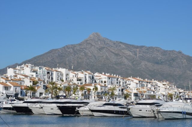 Dos turistas británicos arrestados en Marbella después de 'asaltar expatriados y robar cientos de euros'

