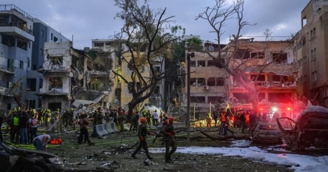 El Departamento de Estado "no tiene un anuncio" sobre ayudar a los estadounidenses a evacuar a Israel después de que la embajada dijo que estaba organizando vuelos
