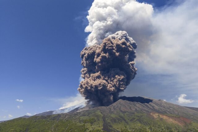 El Monte Etna de Sicilia estalla en una ardiente muestra de humo y cenizas de alto nivel
